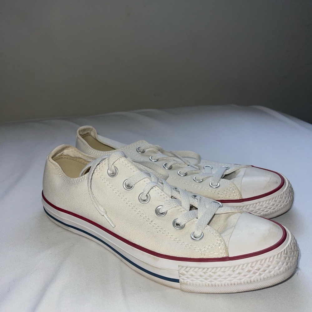 Size: 9W (7M) white low top converse